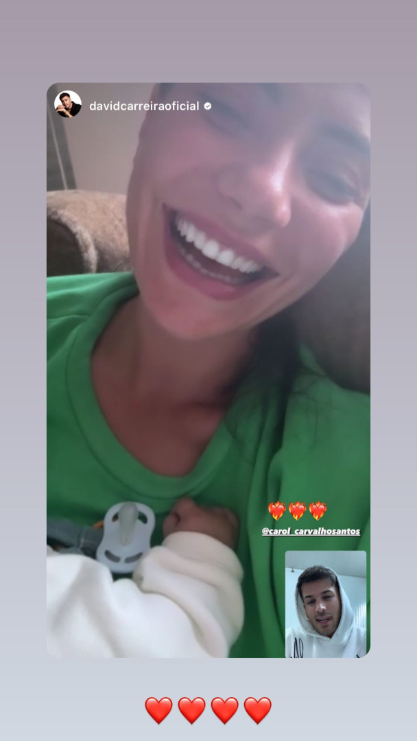 David Carreira mata saudades de Carolina e do filho com videochamada