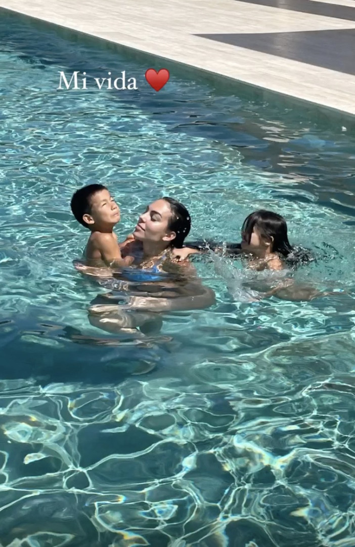 De biquíni, Georgina Rodríguez partilha foto dos "últimos dias de férias"