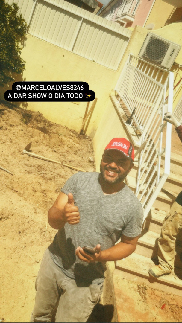 Deslandes de lágrimas nos olhos ao ouvir cantar trabalhador das obras