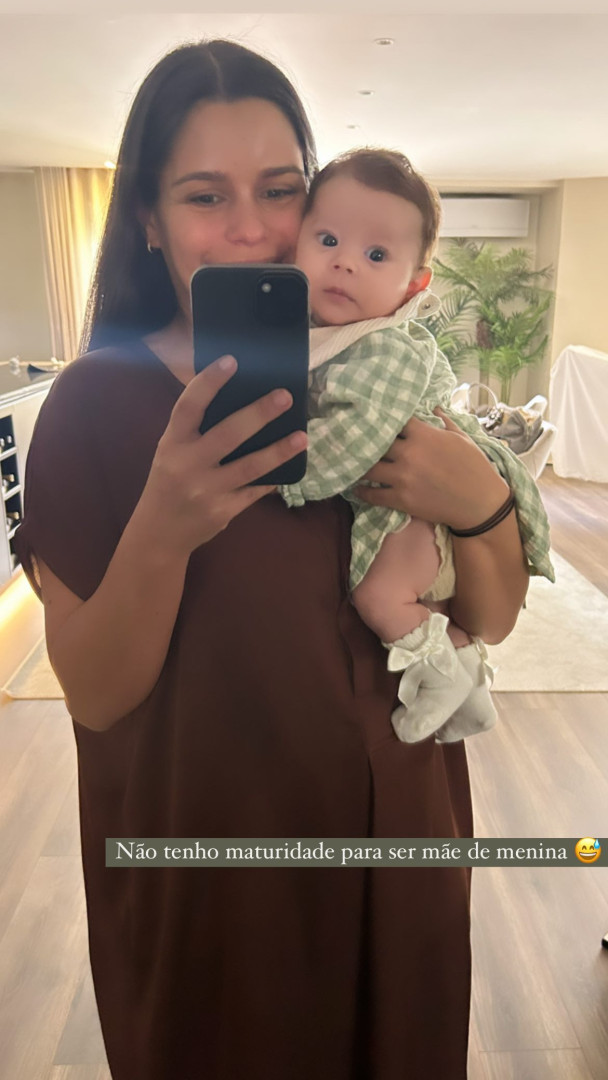 Diana Pinto revela foto (amorosa) do rosto da filha