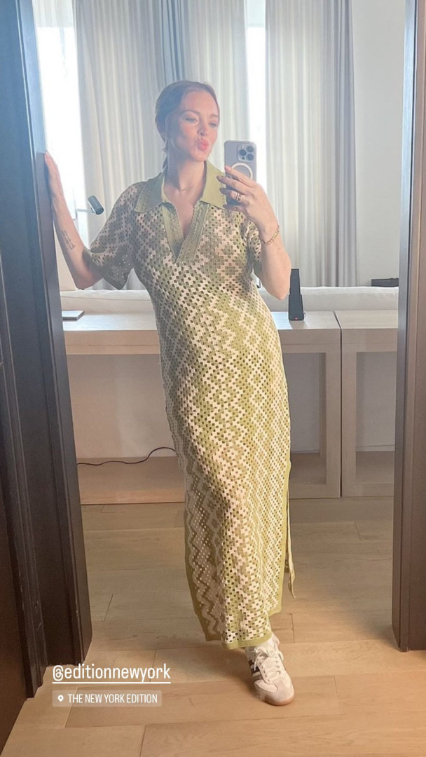 Lindsay Lohan revela primeira selfie com barriguinha de grávida