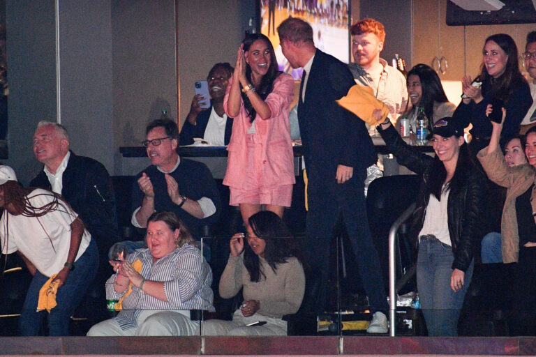 Meghan Markle usa fato de 560 euros para assistir a jogo de NBA