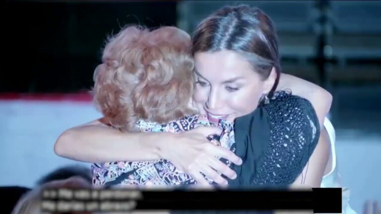 O novo gesto de carinho de Letizia perante fã a quem deu um abraço