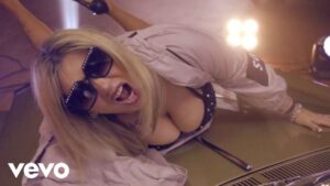 Ousadia não falta no novo videoclipe de Maria Leal. Veja-o aqui