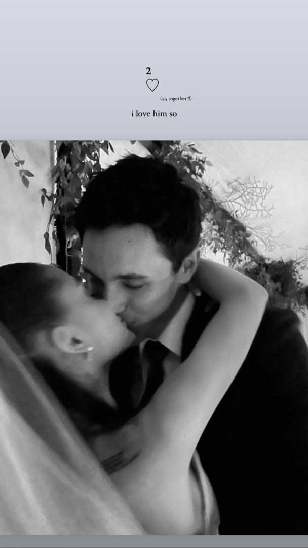 Ariana Grande celebra dois anos de casamento. Lembra-se do vestido?