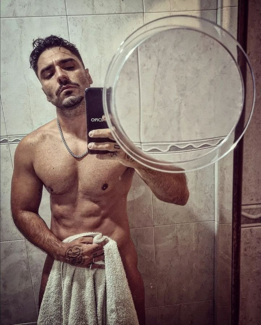 Cantor Leandro deixa fãs de queixo caído ao posar nu