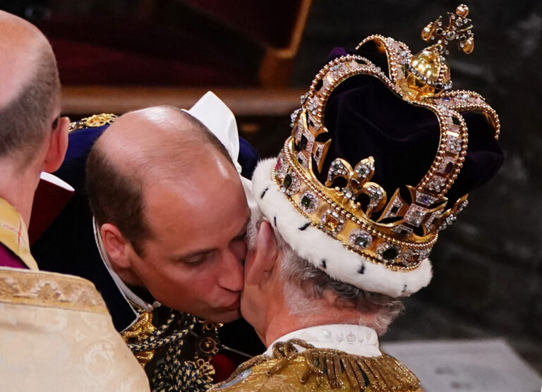 Coroação Carlos III. "É o final feliz de uma história de amor improvável"