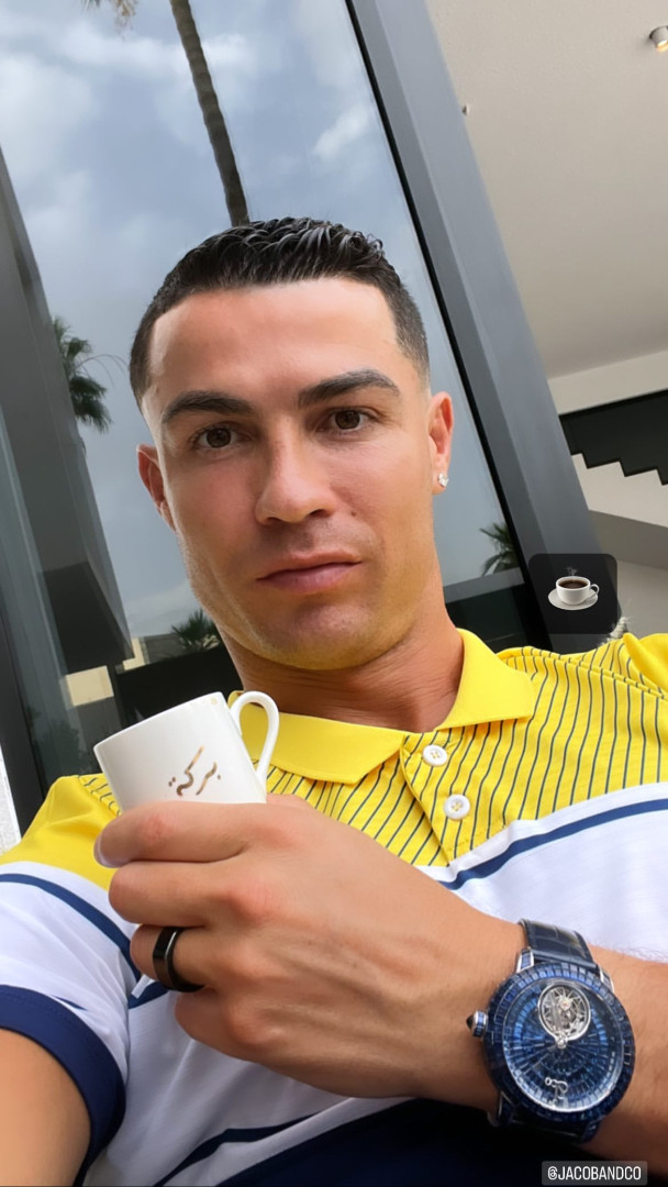 Cristiano Ronaldo exibe relógio de luxo que custa mais de 860 mil euros