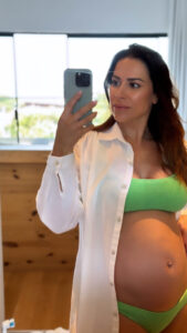 Dânia Neto exibe (grande) barriga de grávida em novas imagens