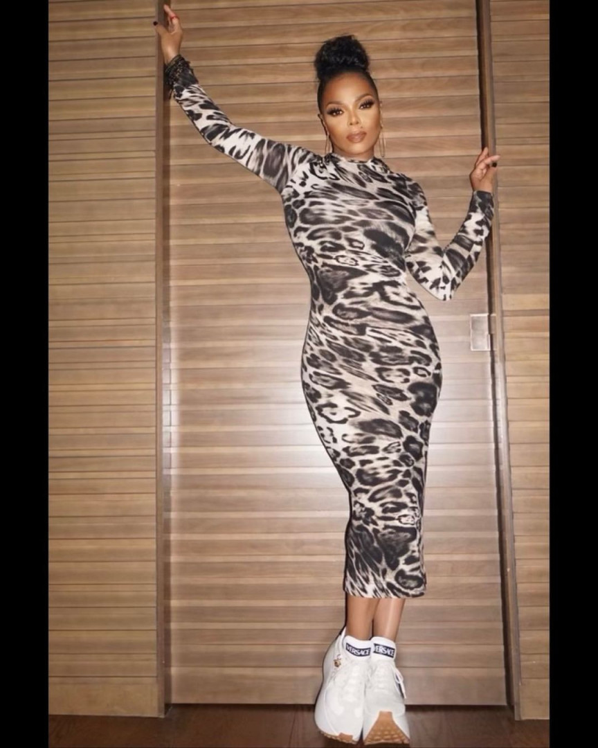 Janet Jackson elegante com vestido leopardo na festa de aniversário