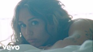 Miley Cyrus surge sensual, em fato de banho ou topless em novo videoclipe