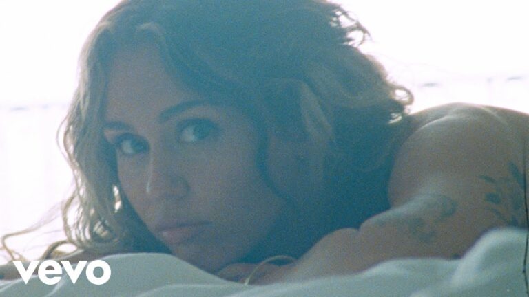 Miley Cyrus surge sensual, em fato de banho ou topless em novo videoclipe