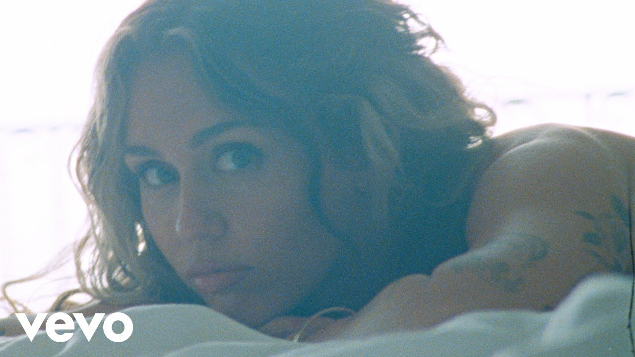 Miley Cyrus surge sensual, em fato de banho ou topless em novo videoclipe