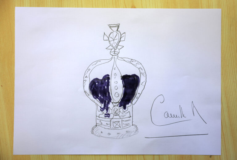 Rainha Camilla aceita desafio e desenha coroa. Eis o resultado