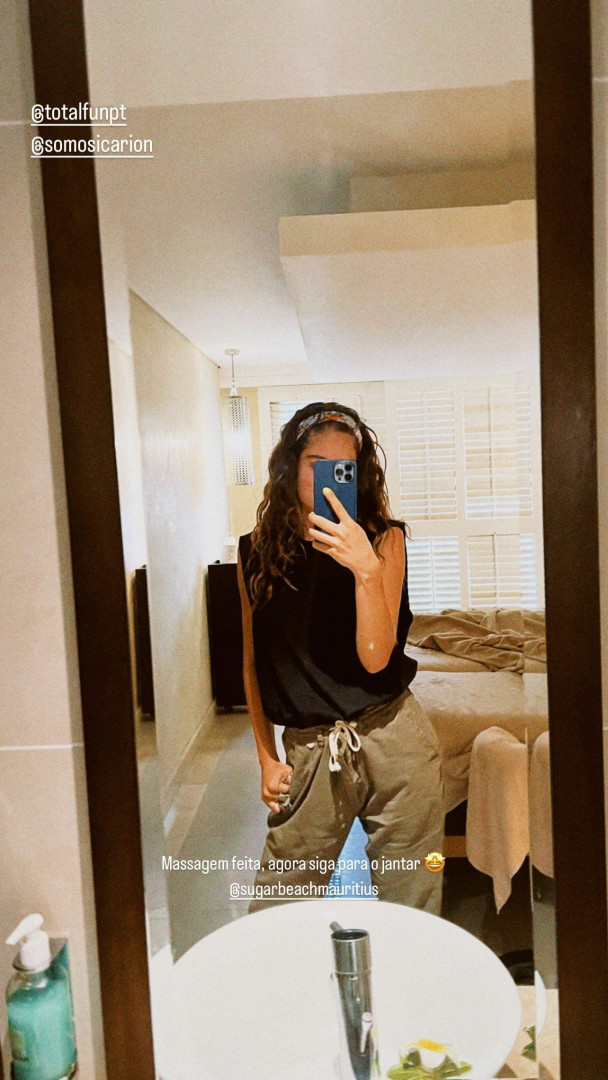 T-shirt cortada e calças do marido! Look de Filipa Nascimento fez sucesso