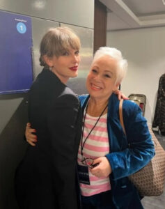 Taylor Swift vista com a mãe de Matty Healy antes do início do namoro
