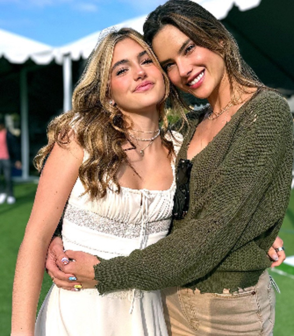 Alessandra Ambrosio posa com a filha 'sósia' e celebra sucesso da menina