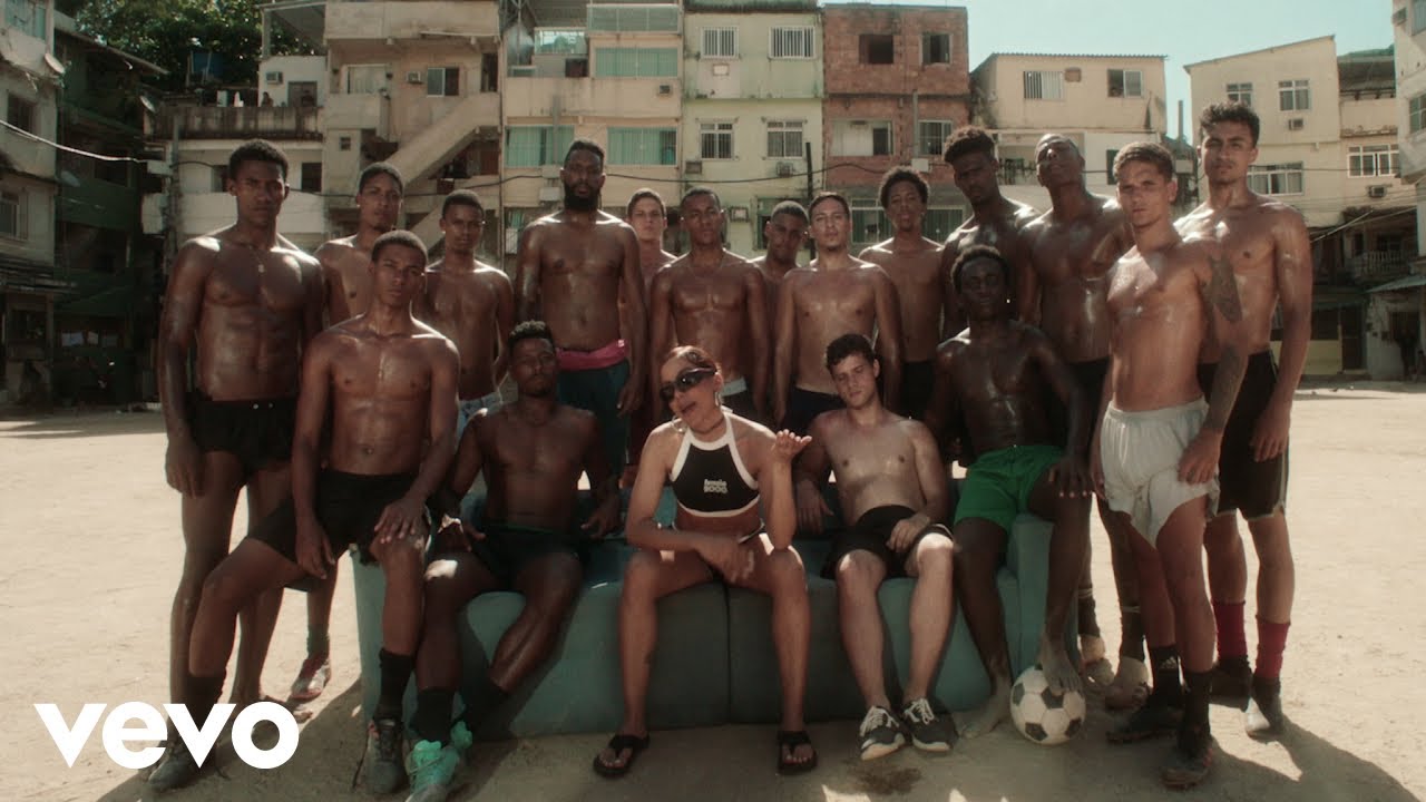 Anitta deixa simulação de sexo oral de fora do novo videoclipe