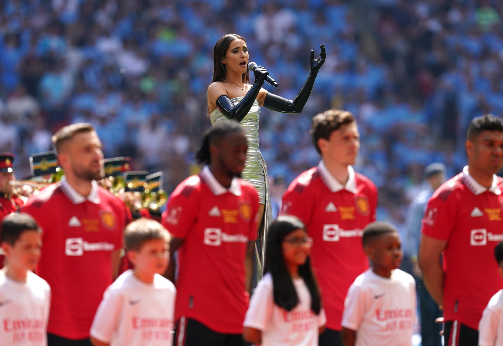 Cantou o hino na final da Taça de Inglaterra e foi criticada... pelo look