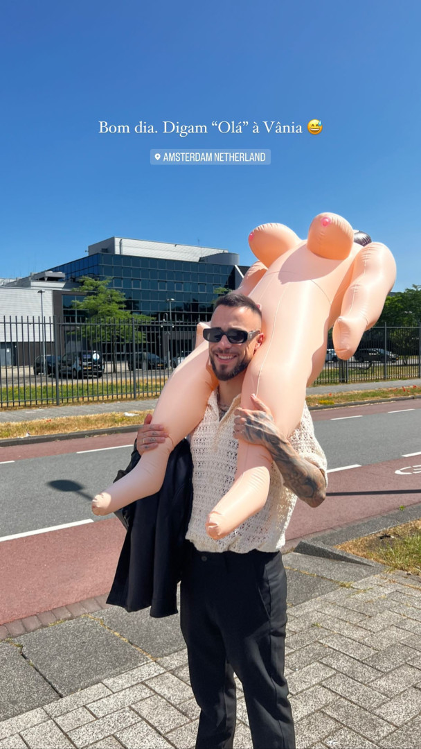 Diogo Piçarra passeia nova amiga (insuflável) na despedida de solteiro