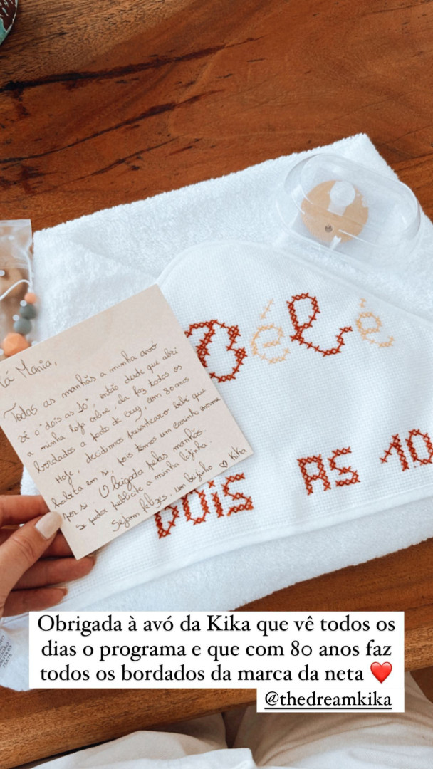 Maria Botelho Moniz recebe presente para o bebé feito por fã de 80 anos