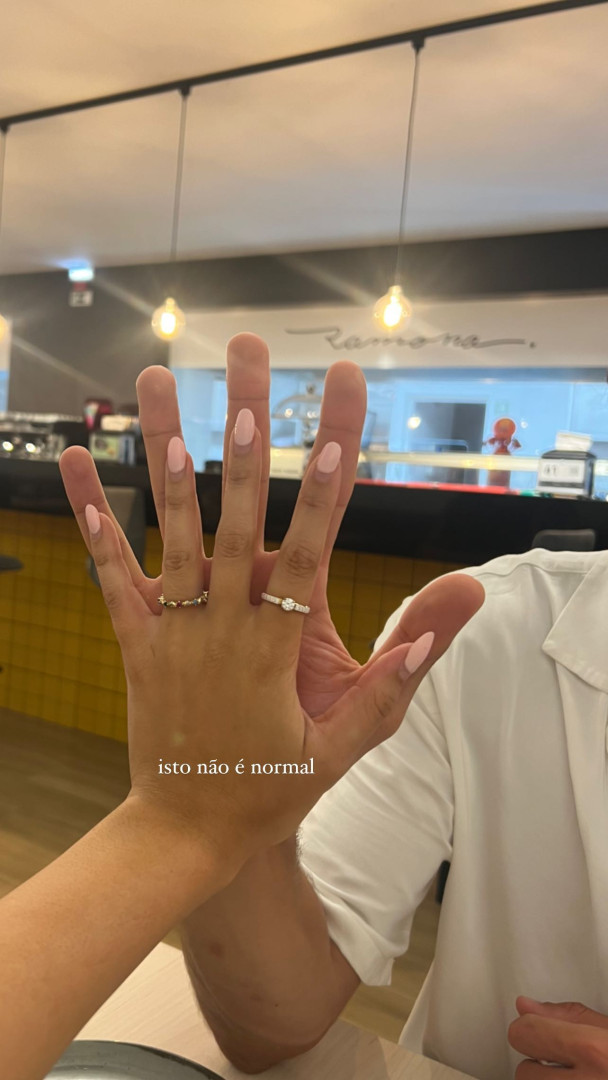 Novo amor? Isabela Cardinali surge em encontro romântico