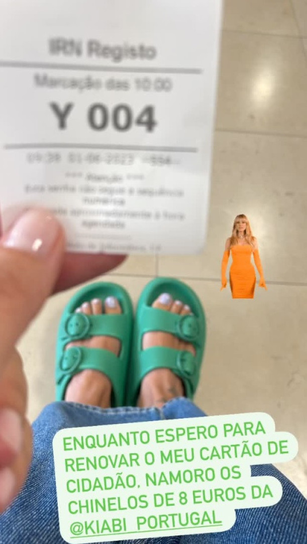 Que pechincha! Jessica Athayde rendida a "chinelos de 8 euros"