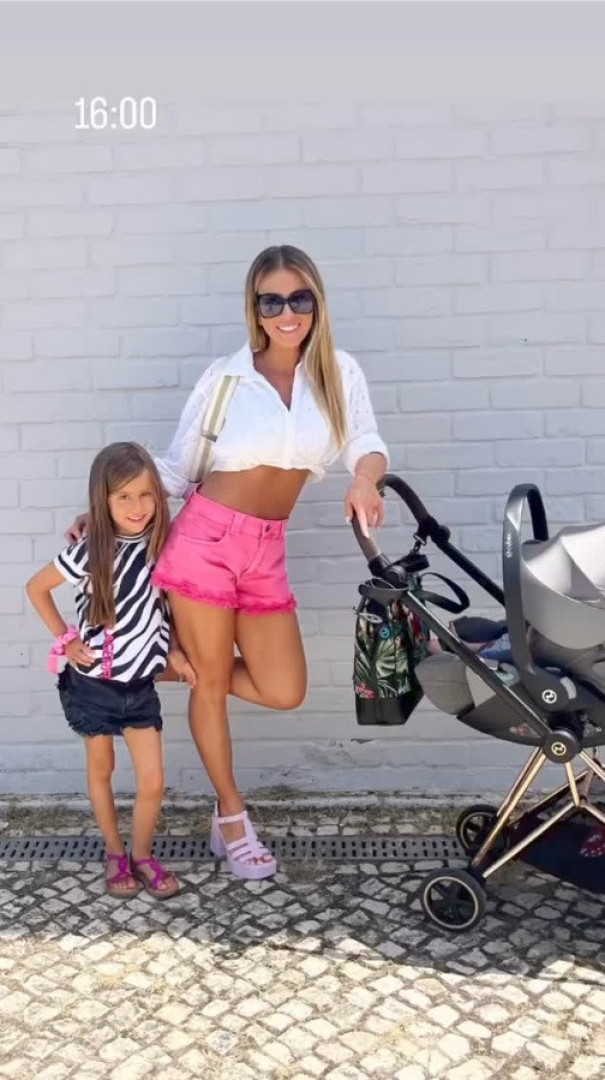 Duas semanas após o parto, Laura Figueiredo surge com look de verão