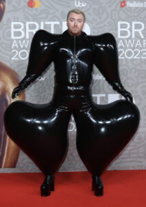 Fãs gozam com visual de Sam Smith em antestreia de 'Barbie'