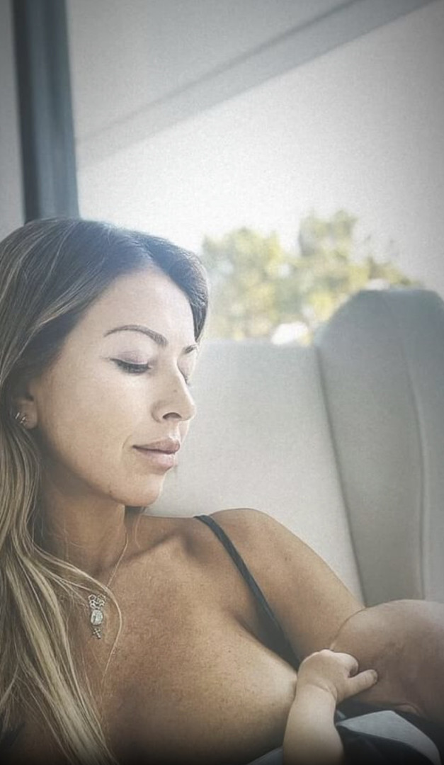 Laura Figueiredo mostra-se a amamentar o filho recém-nascido