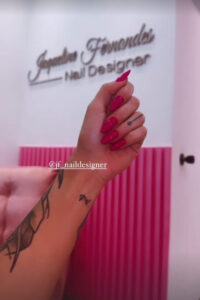 Namorada de Éder Militão tatua nome do jogador. Relação tem apenas 1 mês