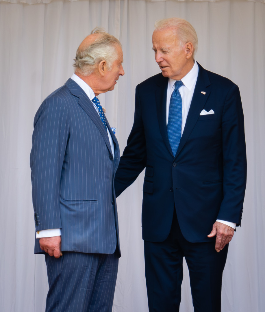 Recebido pelo rei Carlos III, Joe Biden quebra protocolo em Windsor
