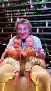 Rod Stewart passa bons momentos com os netos bebés