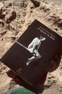 É este o livro que está a fazer companhia a Cristina Ferreira na praia