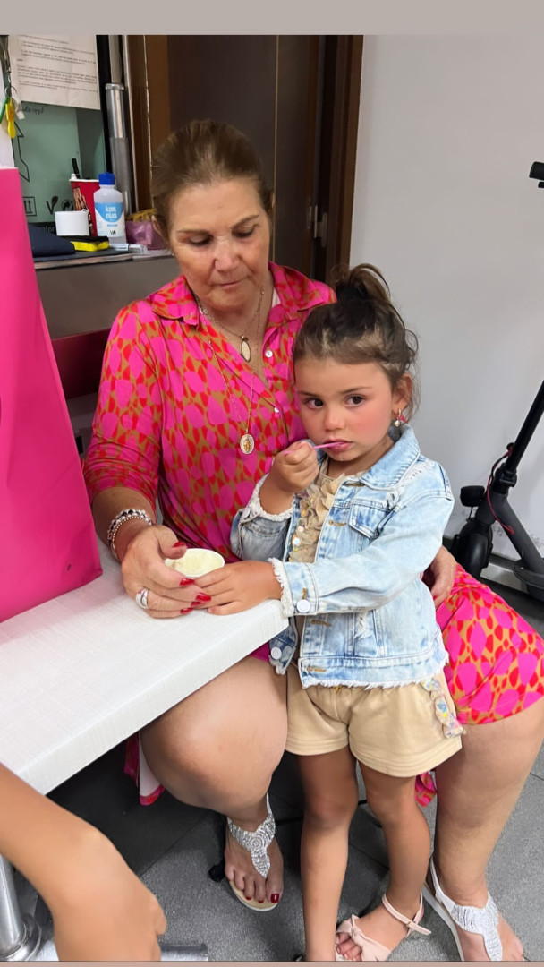 Katia Aveiro mostra carinhosa fotografia de Dolores Aveiro com a neta
