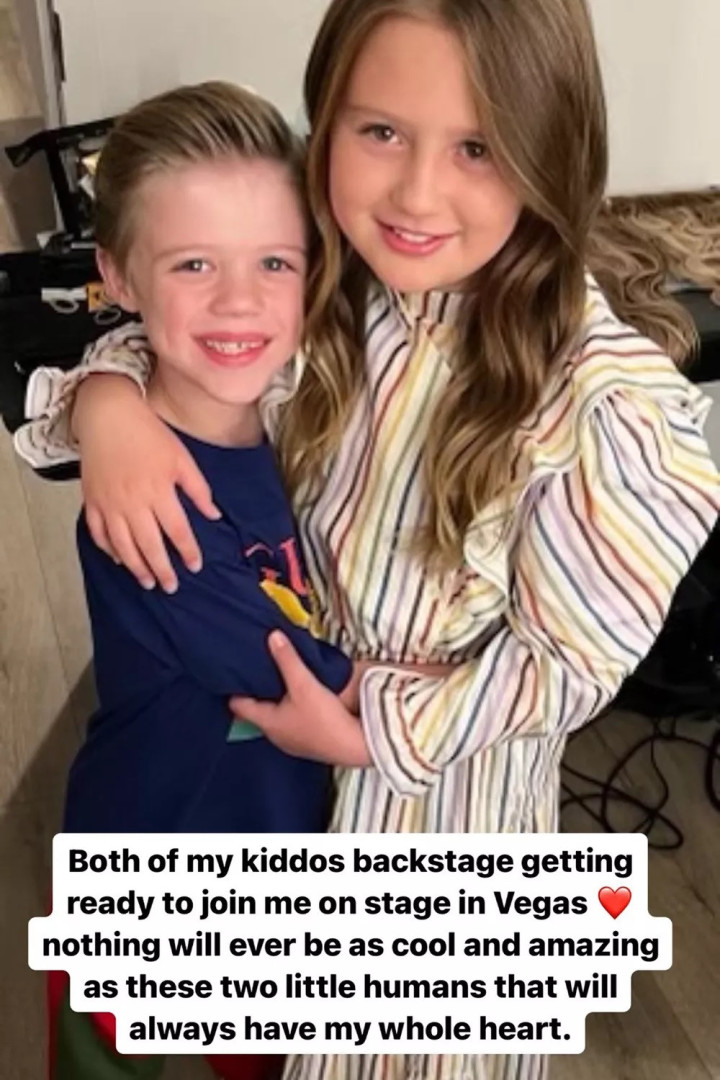 Kelly Clarkson leva filhos para palco em concerto por Las Vegas