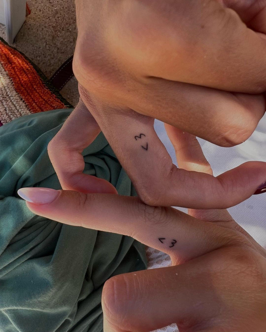 Margarida Corceiro e Kika Cerqueira Gomes fazem tatuagem igual