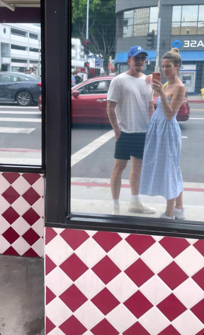 Matilde Breyner posa ao lado do marido e mostra ‘barriguinha’