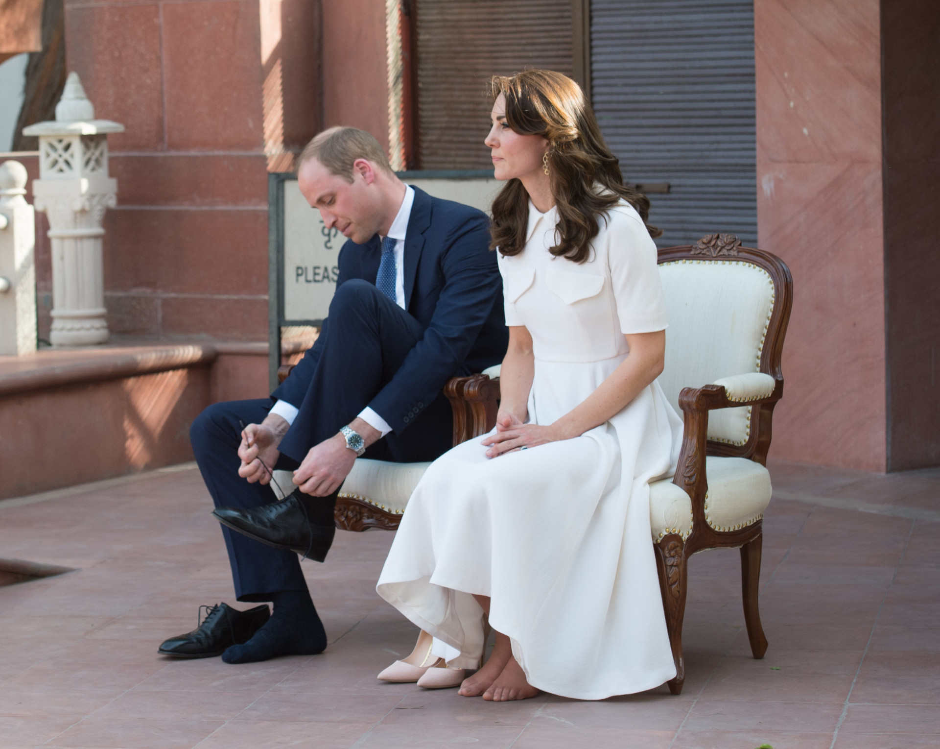 Princesa Kate Middleton ficou descalça durante visita a casa de família