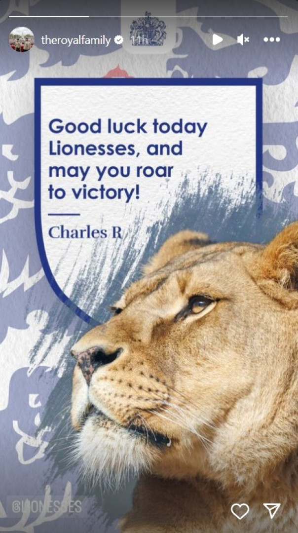 Rei Carlos III interrompe férias para enviar mensagem às "leoas"