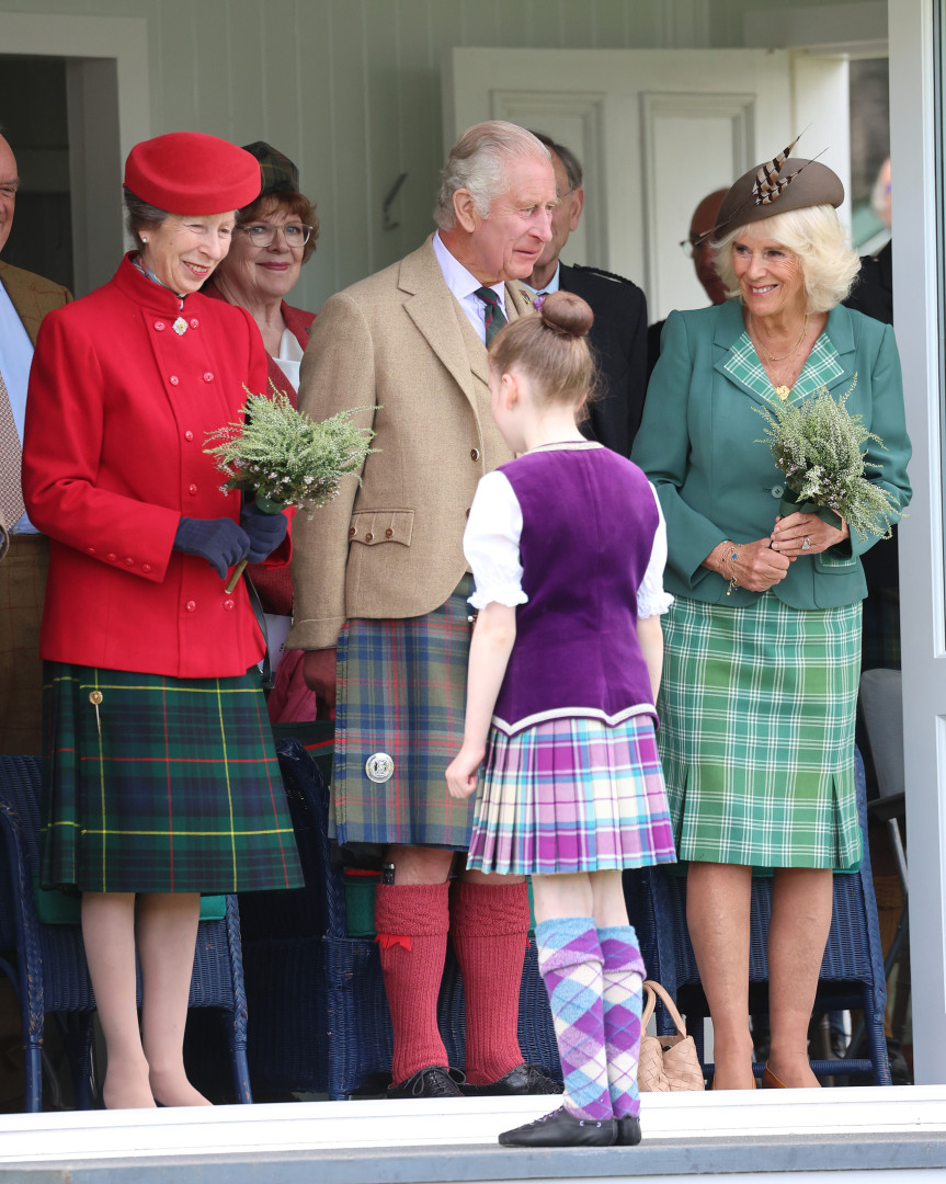 Carlos III assiste a evento pela primeira vez como rei