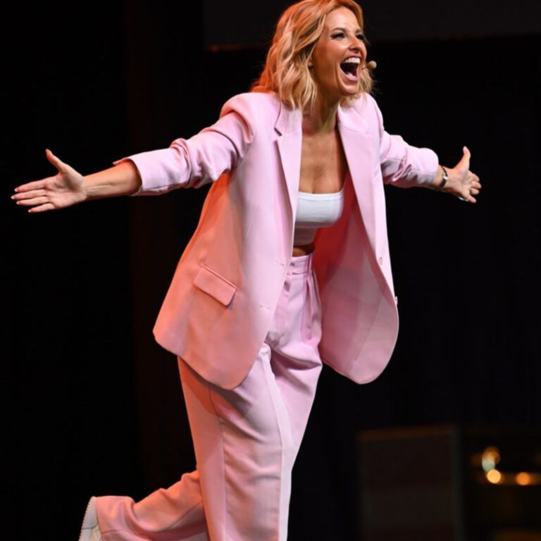 Cristina Ferreira repete fato cor de rosa da Zara para evento em Braga