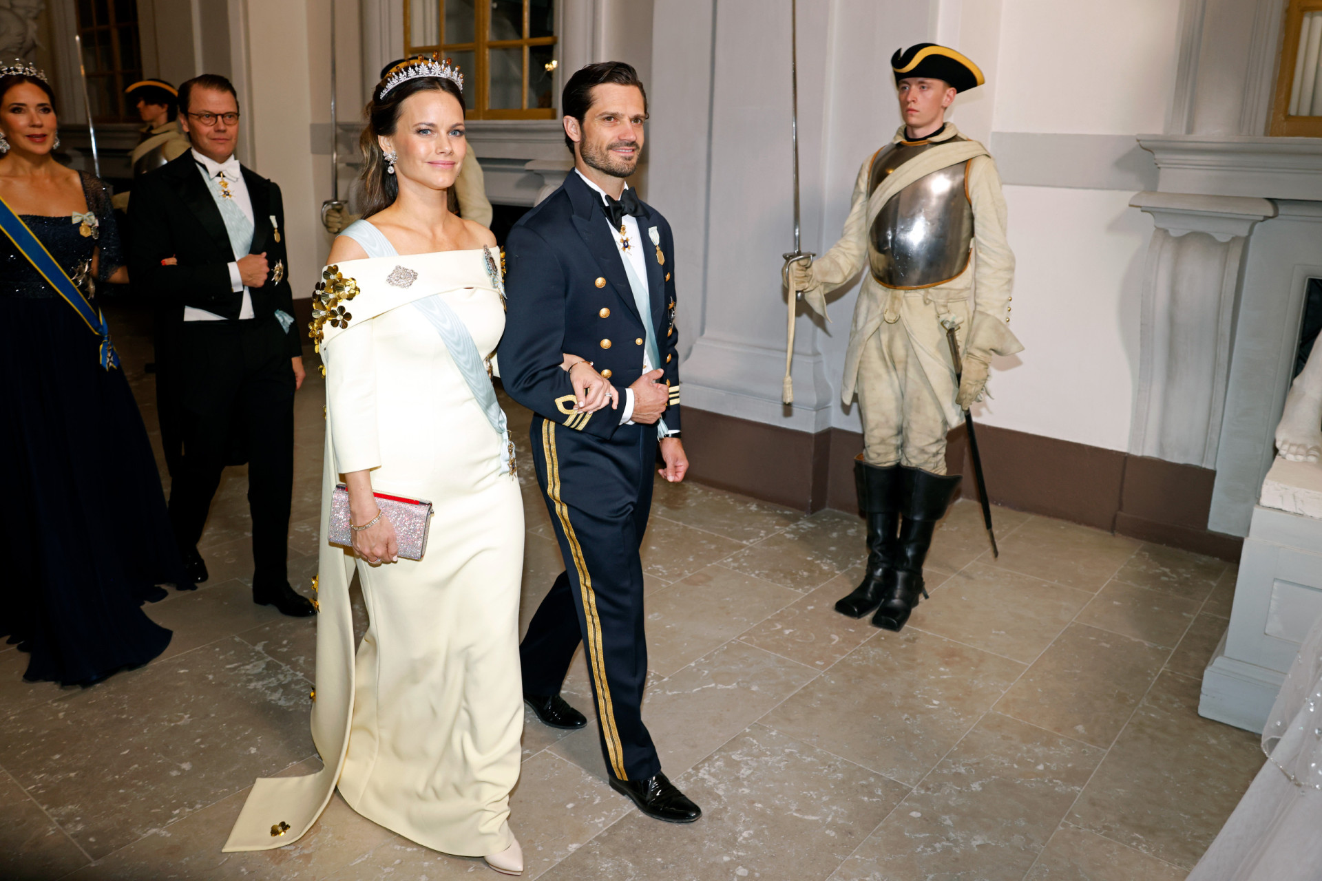 Desfile de tiaras e vestidos deslumbrantes em gala de Jubileu na Suécia