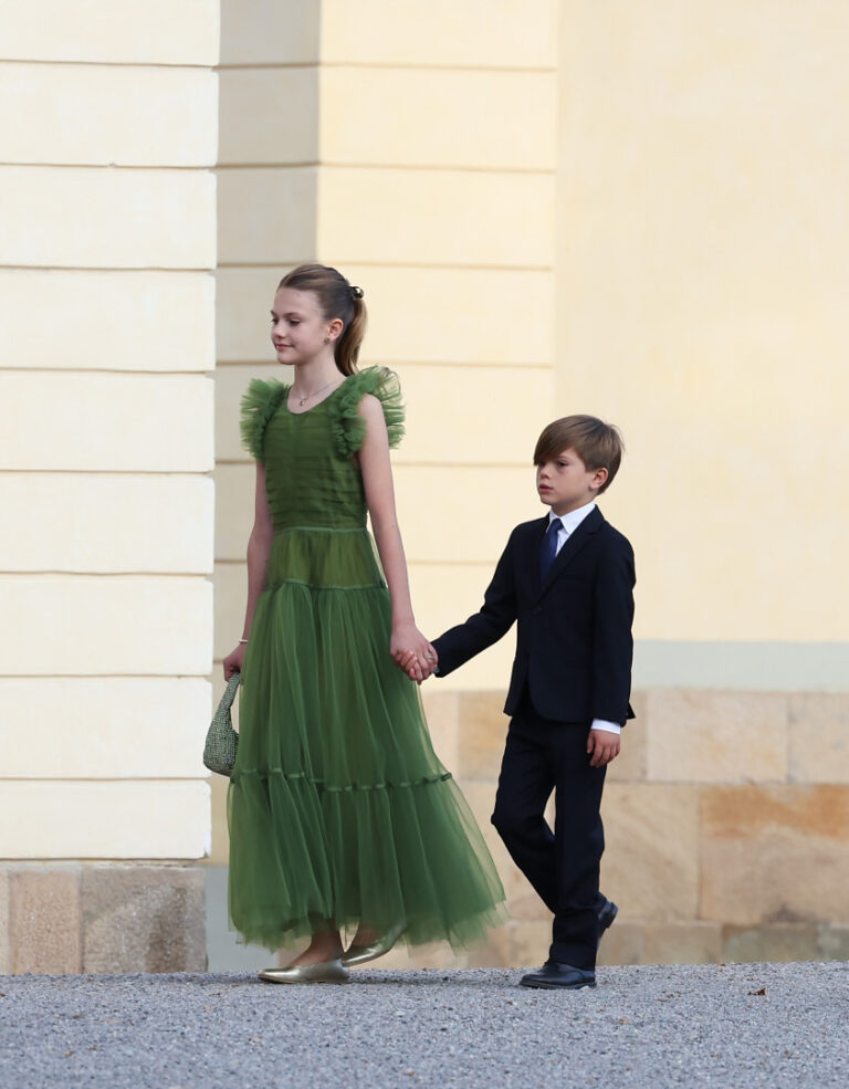 Estelle da Suécia surpreende ao aparecer com vestido de gala da mãe