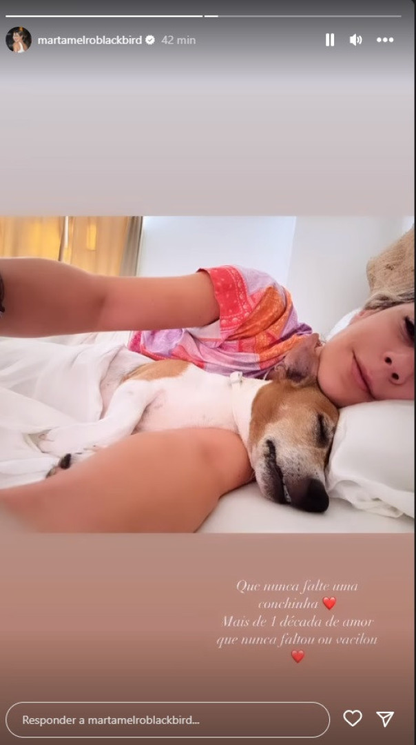 Marta Melro em carinhoso momento com amiga de quatro patas