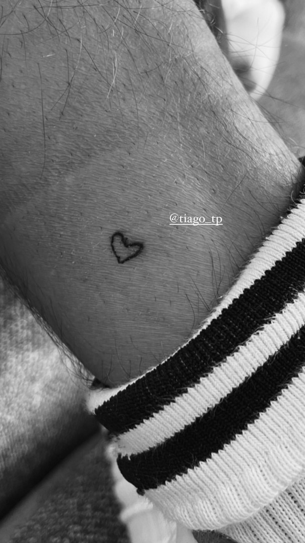 Rita Patrocínio mostra tatuagem que fez a Tiago Teotónio Pereira