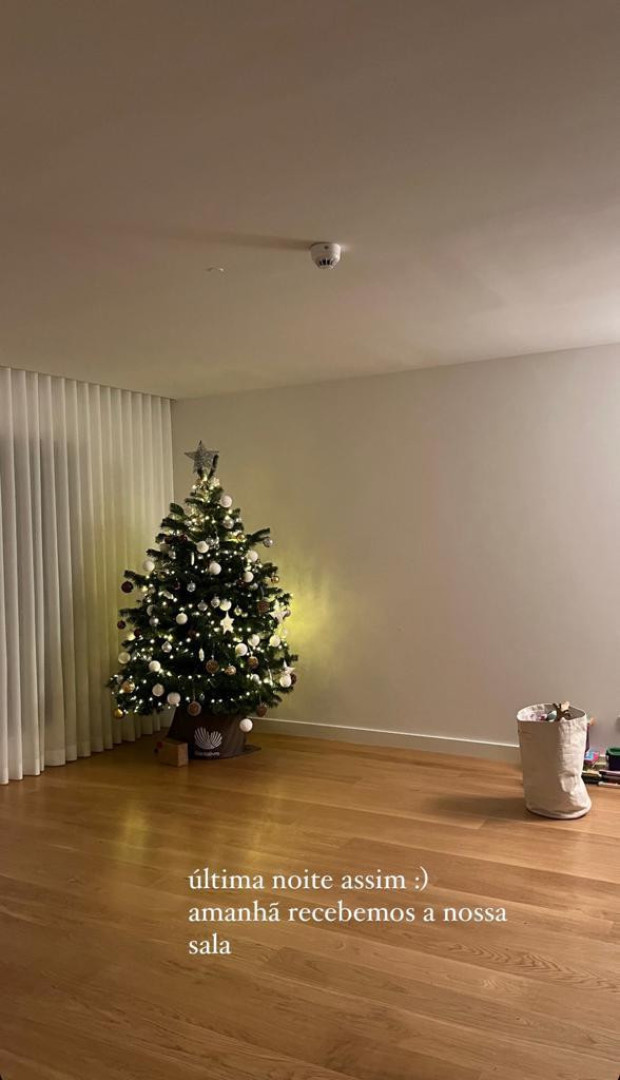 Catarina Gouveia começa a mobilar a sala… pelas decorações de Natal