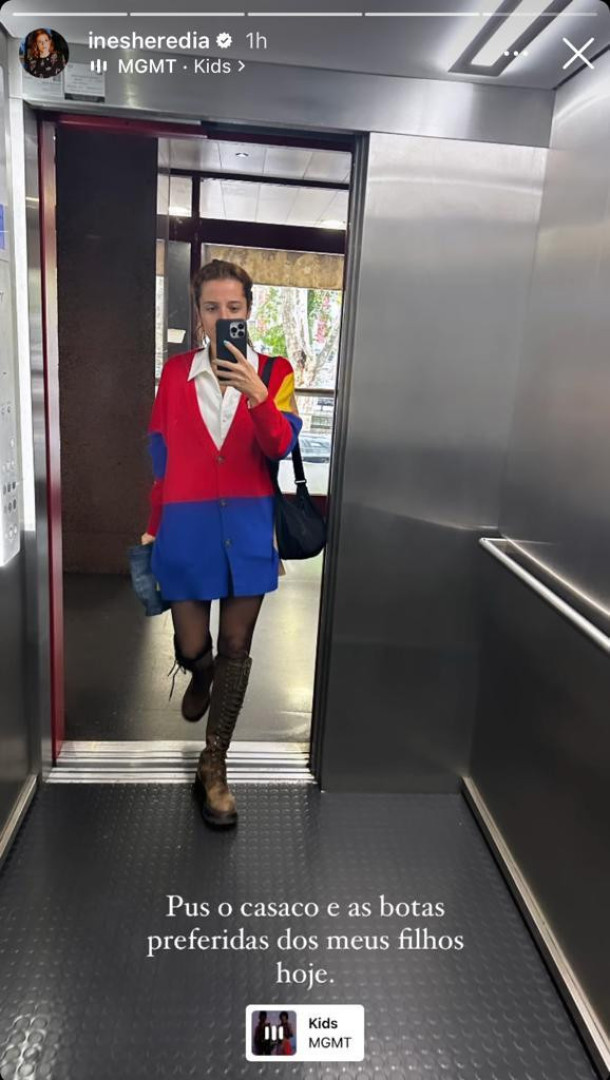 Inês Herédia usa visual (bem colorido) escolhido pelos filhos