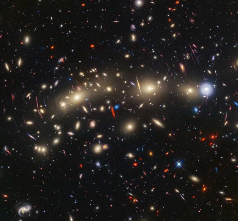 James Webb e Hubble unem para mostra uma ‘Árvore de Natal’