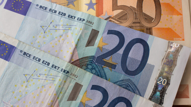 Não se esqueça de atualizar o IBAN. Este mês cai na conta ‘cheque’ de 90€